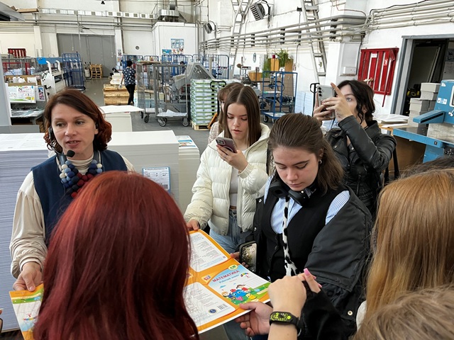 Демонстрація зразків готових кольорових обкладинок